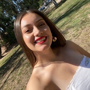 Meet your Posher, Cynthia